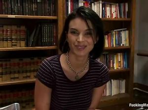 Заводная брюнетка с большими титьками трахается на полу с секс машиной