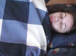 Озабоченный чувак лапает пальцами киску спяще девчонки