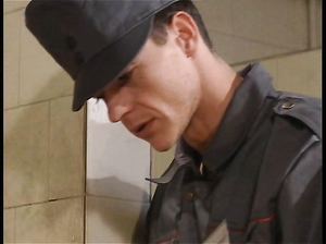 Тюремный надзиратель жестко имеет заключенную на полу душевой