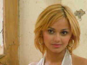 Молоденькие и красивые девки эротично позируют, лаская сиськи и киски