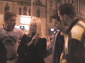 Группа мужиков пустили по кругу сучку с упругой попкой