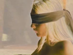 Девка с завязанными глазами даже не знает кому хуй сосет