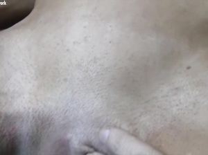 Шаловливая девка мастурбирует киску и попку в тренажерном зале