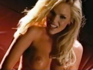 Сексуальная блондинка показывает свои формы в эротическом клипе