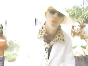 Телки крутили сиськами на улице во время съемок в порно клипе