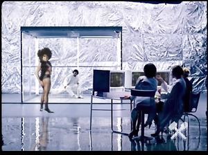 Голые и развратные крошки показывают дойки в музыкальном клипе