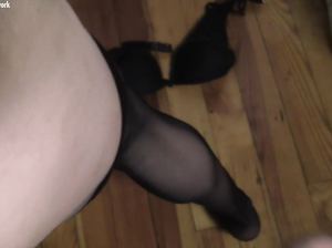 Культуристка в черных чулках заигрывает с мужиком и мастурбирует пизду