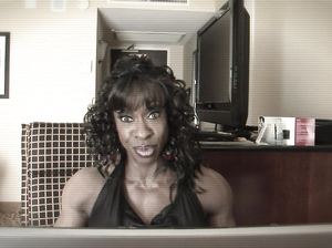 Негритянка в отеле хвастается своими мускулами