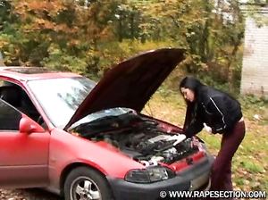 Парень грубо выебал красивую брюнетку на капоте машины