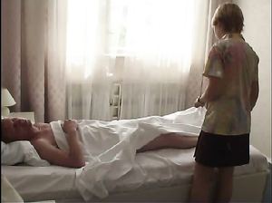 Отец возбудился и выебал свою симпатичную дочку в узкую киску