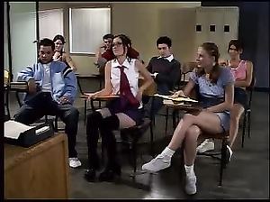 Сладкая парочка старшеклассников ебется посреди урока