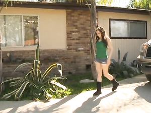 Мужик лижет пизду молоденькой сучке и жестко ебет ее в ванной