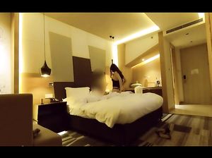 Клиент жарит азиатскую проститутку в гостинице