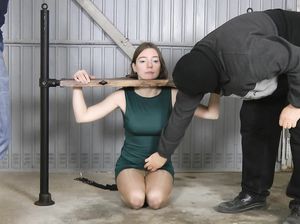 Немецкие мужики в масках нассали в рот девке со связанными сиськами