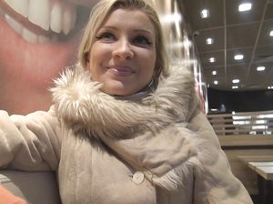 Пикапер уговорил немку на секс в туалете