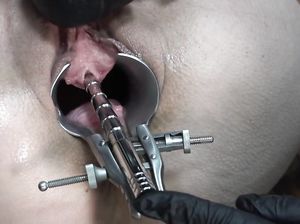 Кобель привязал подругу к креслу и вставил в ее пизду расширитель