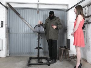 Раздел худышку и подключил ее к вибратору