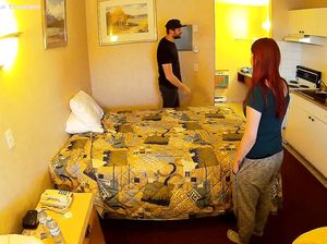 Связал веревкой руки подруге и выебал ее в рот