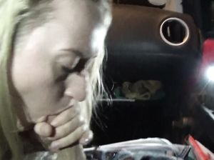 Светловолосая немецкая телка отсосала незнакомцу в машине