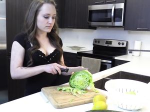 Сучка потренировалась делать минет на огурце и отсосала у друга