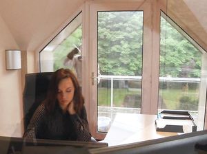 Две секретарши с тонкими талиями трахаются со зрелым начальником