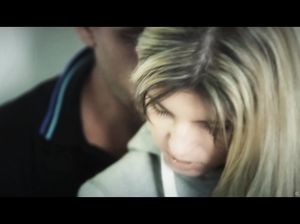 На подземной стоянке худышка как шлюха жахается с незнакомцем