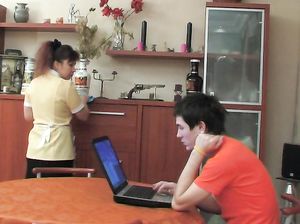 Взрослая официантка захотела трахнуть молодого клиента