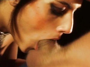 Доминирующий мужчина кончил в рот красивой брюнетке