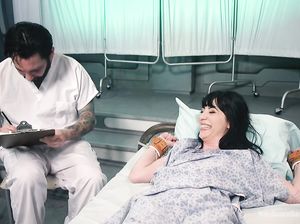 Психически больную пациентку поимели доктора