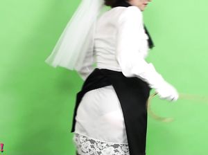 Сучка с модельной внешностью в студии обнажается перед камерой