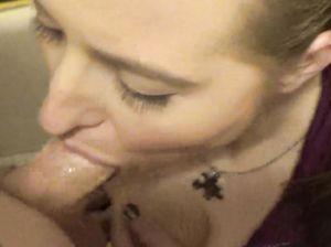 Маленькая девка делает классный минет