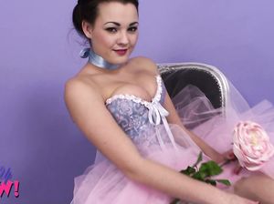 Эффектная эротика от красивой молодой брюнетки