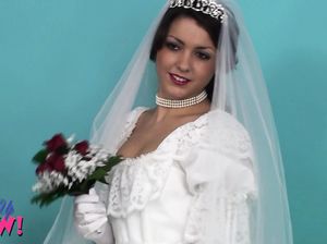 Невеста стоит голышом, прикрыв тело прозрачной фатой