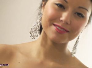 Бессовестная азиатка сверкает голыми сиськами на эротических съемках