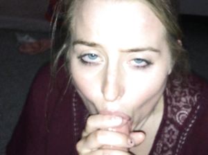 Девушка сосет пенис и глотает сперму перед камерой