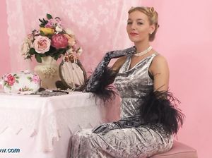 Красотка в черном боа показала совершенную грудь