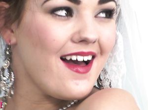 Красотка в свадебном платье и в чулках позирует перед фотографом