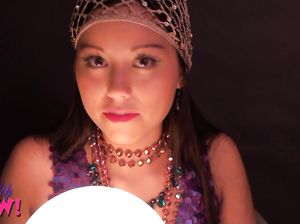 Загорелая арабская девушка показывает ножки