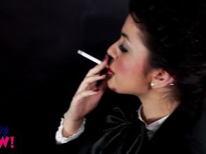 Курящая красотка снимает капроновые чулки