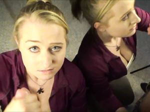 Молодка с красивым личиком блаженно вылизывает залупу любовнику