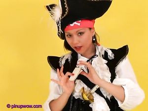 Модель в образе сексуальной пиратки разделась догола