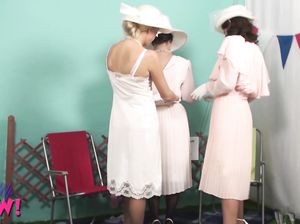 Три молодые леди в шляпах делятся сексуальным секретами