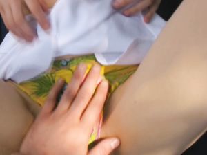 18-летняя красотка шалит со своей попкой на улице