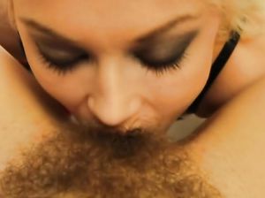 Миленькие лесби удовлетворяют друг друга