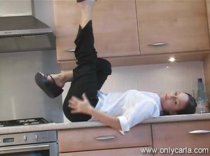 Обнажение красивой молодой брюнетки на кухне