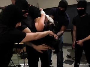 Группа парней просто раздирают дырки миловидной азиатке