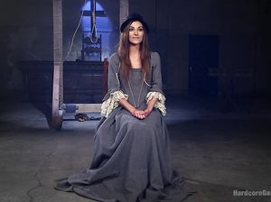 Мужики изгоняют демонов из молодой красивой девушки