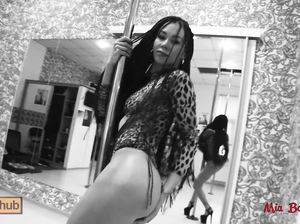 Очаровательная брюнетка танцует стриптиз и трахается с парнем