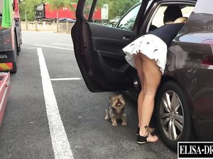 Звезда эротики в короткой юбке гуляет по улице без лифчика