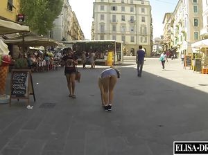 Блонда без трусиков под юбкой ходит по улице во время пандемии